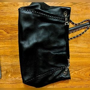 Black over the shoulder Tory Burch purse in great condition. No tears no fading